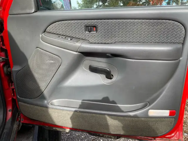 2003 - 2007 Silverado Avalanche Sierra parts in Auto Body Parts in London - Image 8