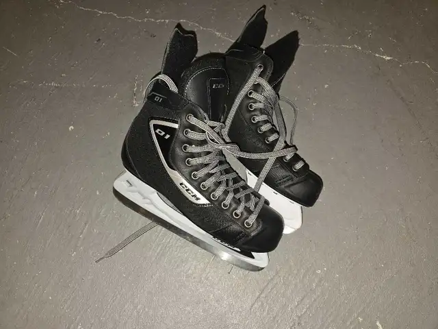 Youth/Adult Hockey Skates with blade guards in Skates & Blades in Markham / York Region - Image 4