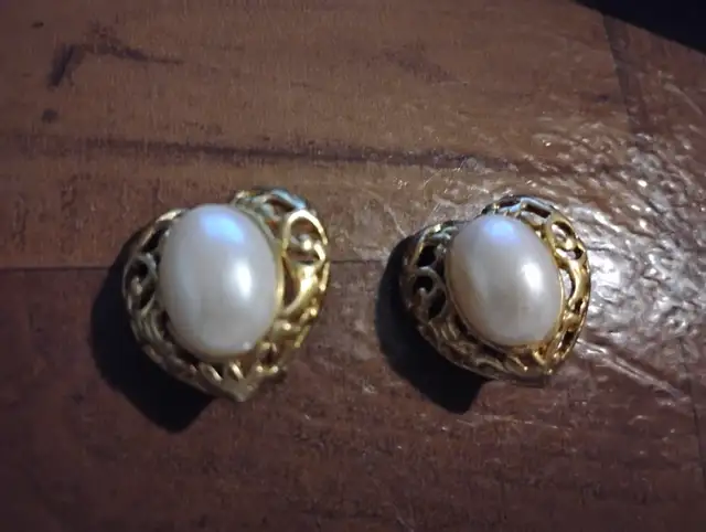 Vintage Gold Pearls Hearts Earrings Clip On in Jewellery & Watches in City of Montréal - Image 2