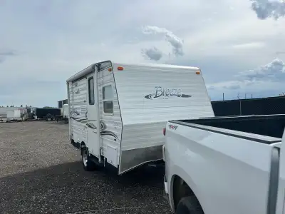 This pre-owned Breeze BT165 travel trailer made in Alberta 2004 is the perfect compact companion for...