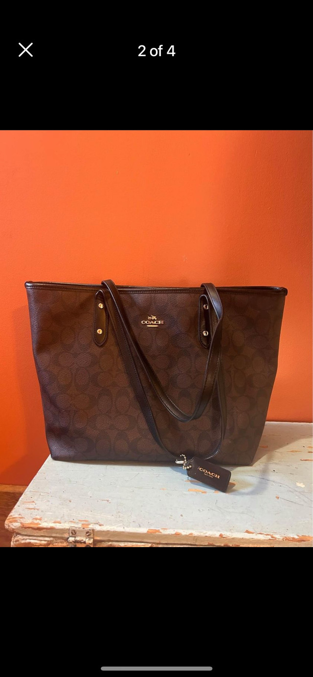 Coach Purse - in great condition  in Women's - Bags & Wallets in Saskatoon
