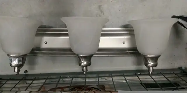 3Bulb Light fixture, Flush mount & Hanging Fixtures, Chandeliers in Indoor Lighting & Fans in Mississauga / Peel Region - Image 10