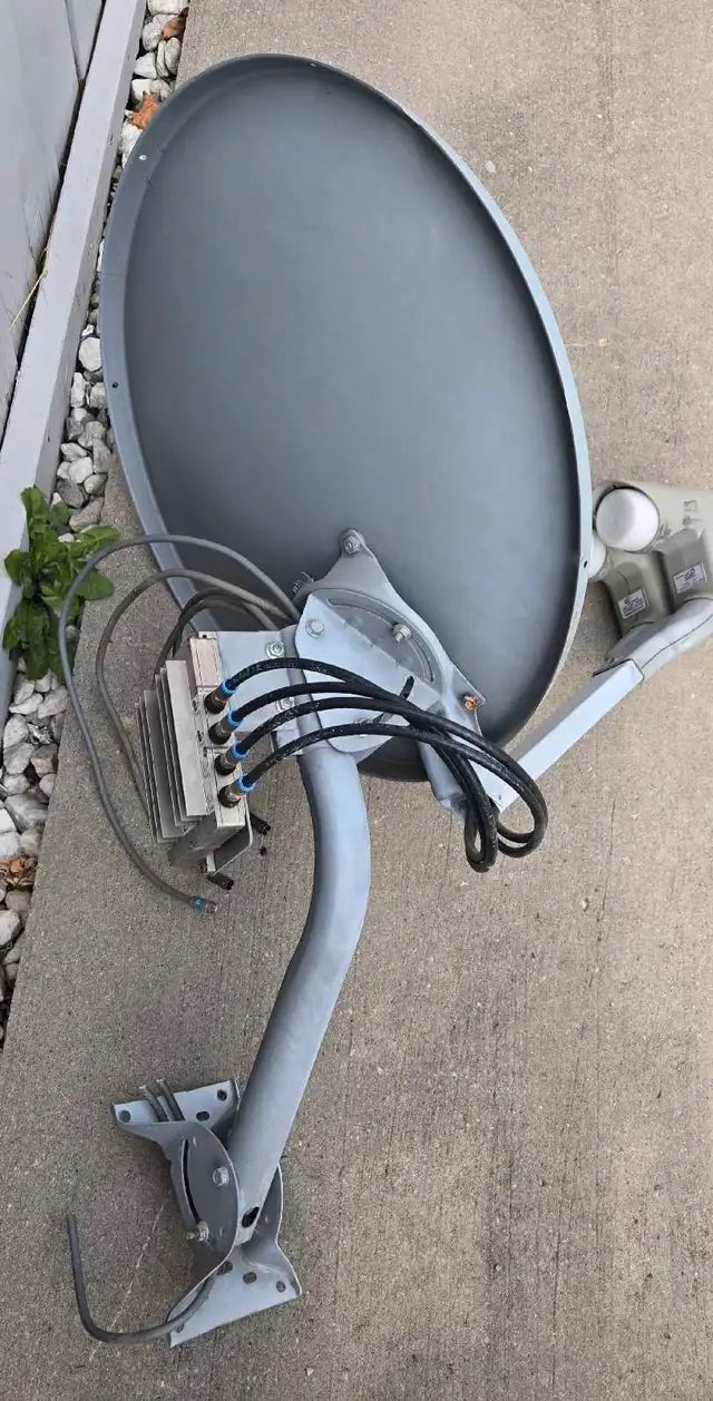 Bell ExpressVu Satellite Dish63771550027649121