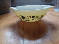Pyrex Yellow Gooseberry 444 Bowl