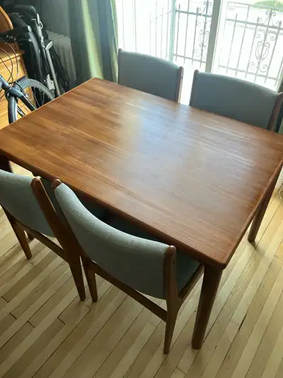 Je vends cet ensemble de salle à manger élégant de style danois Mid-Century, composé d'une table en...
