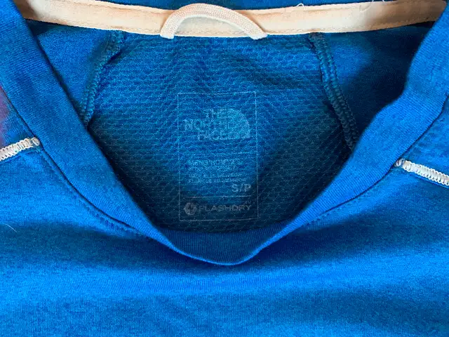 THE NORTH FACE T-SHIRT HOMME SMALL in Men's in Lévis - Image 4
