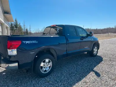 2011 175 000km no rust Well maintained new tires, new brakes all around 5.7 V8 engine soft tonneau c...