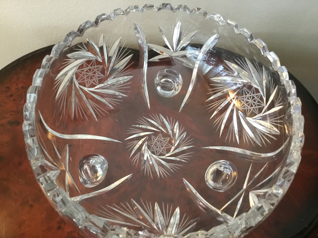 Pinwheel Crystal Bowl with Legs in Kitchen & Dining Wares in City of Toronto - Image 2