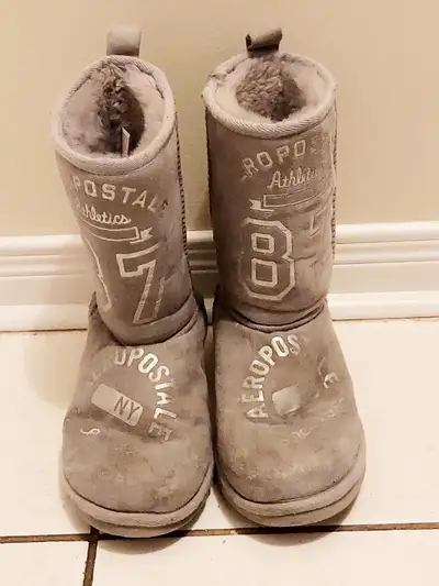 Light Gray Ugg Boots Size 7 This plush sheepskin boot provides increased cushioning, durability, and...