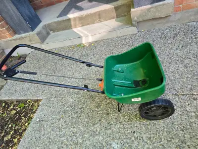 Scotts Turf Builder Edgeguard Mini Broadcast Spreader. - Purchased a couple years ago. No longer hav...