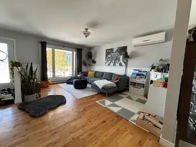 Bright and very spacious 1,500 sq. ft. upper‑level unit in beautiful Aylmer, just 15 minutes from do...