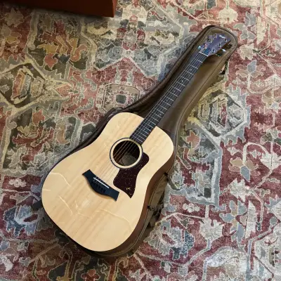 Up for sale is this Taylor Big Baby in excellent condition. The Big Baby Taylor (BBT) is a 15/16-sca...