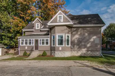 Main floor spacious three bedroom unit. This unit has tremendous character abounds: ten foot ceiling...