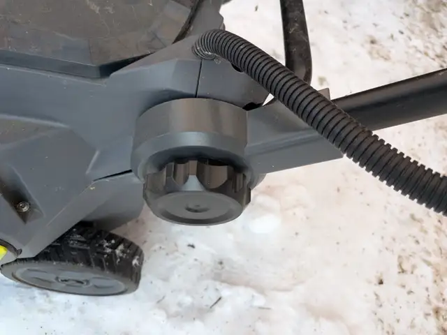Yardworks Electric Snowblower in Snowblowers in City of Toronto - Image 4