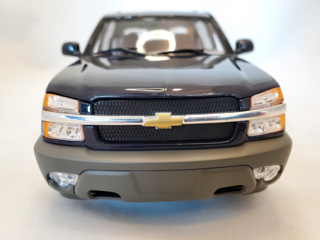 1:18 Welly Collection 2002 Chevrolet Avalanche Pickup Truck Grey in Arts & Collectibles in Kawartha Lakes - Image 4