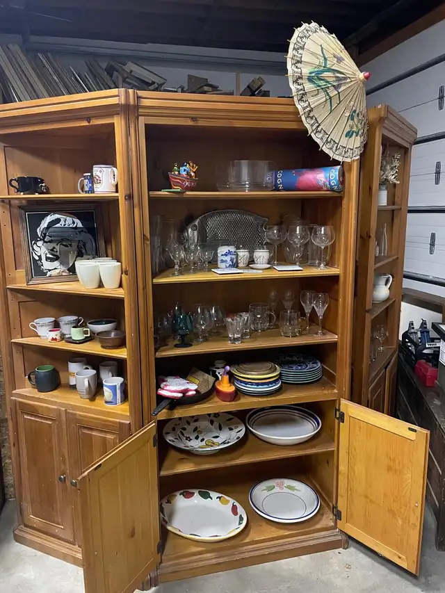 China Hutch in Hutches & Display Cabinets in City of Toronto - Image 4