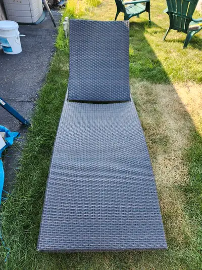 Chaise longue pour l'été en rotin brun foncé , View more