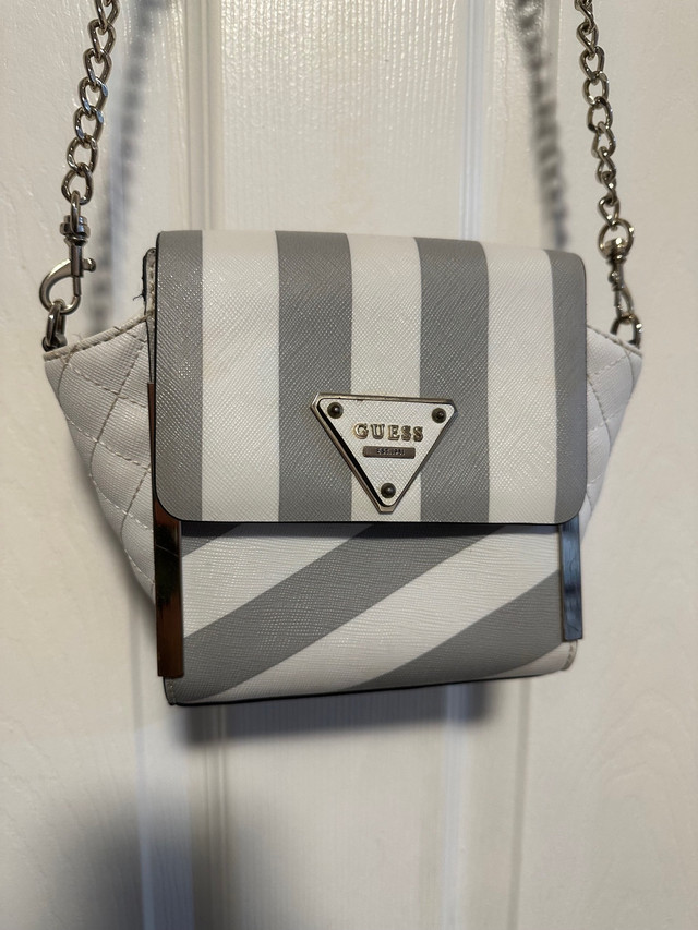 Guess purse lady bag in Women's - Bags & Wallets in Regina - Image 2
