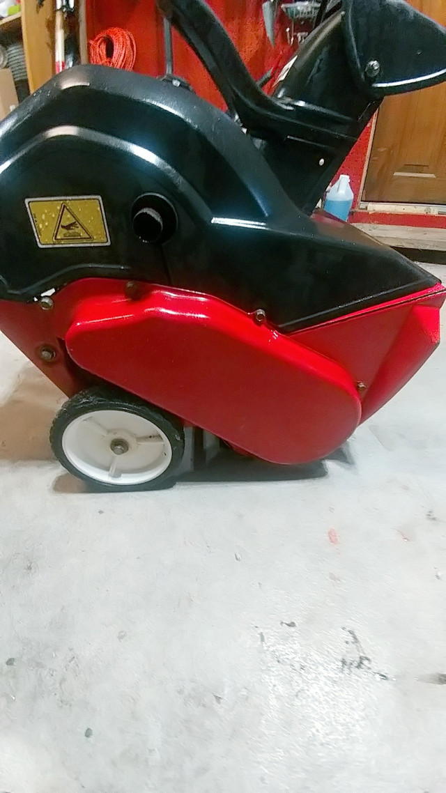 MTD 4.5 HP Snowthrower - Recent replaced parts - as new in Snowblowers in Trenton - Image 3