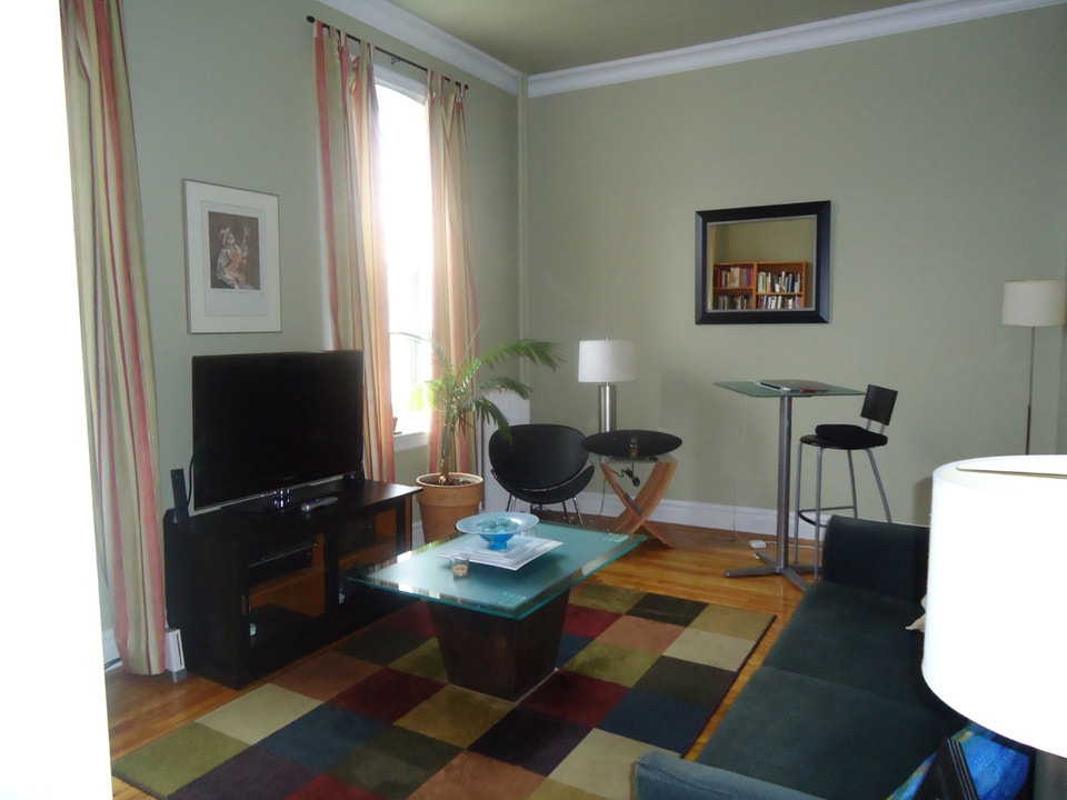 Outstanding Victorian One Bedroom-Great Downtown Locale 1
