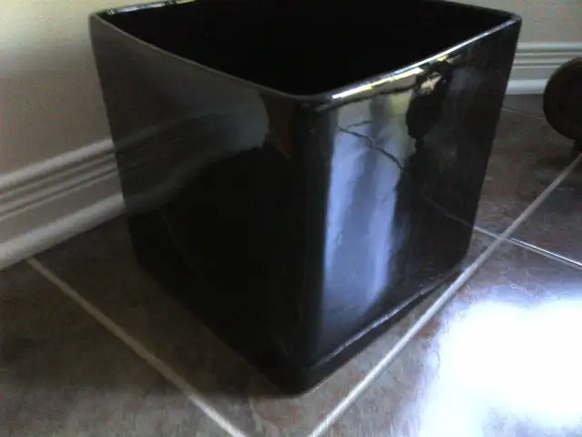 Black glossy ceramic planter in Home Décor & Accents in Ottawa - Image 3