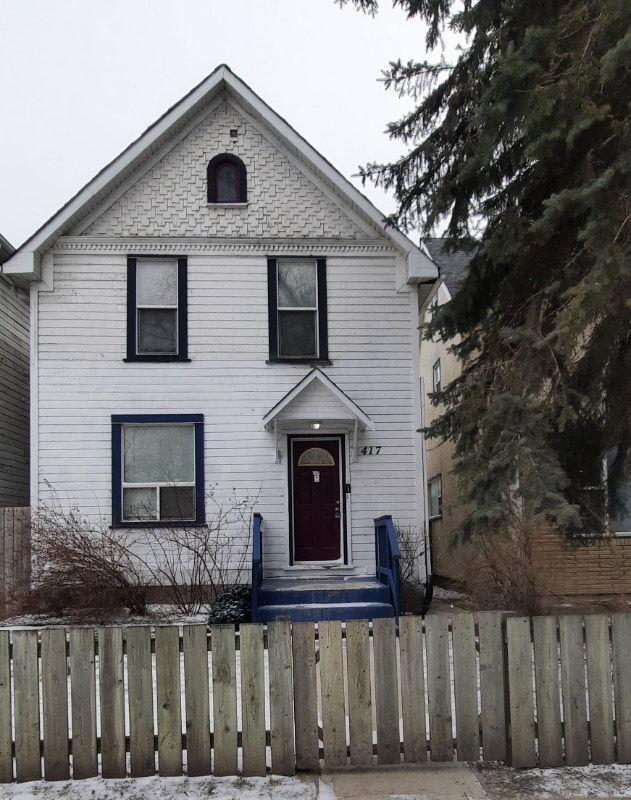 1500 + Utilities, 3 bedroom 1 bath home on Sherbrook Street Long