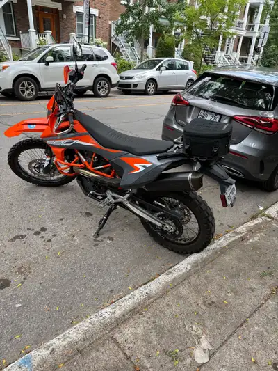 KTM 690 Enduro R 2022 en excellent état, très peu roulée, environ 4 000 km. Deuxième propriétaire. M...