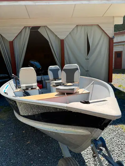 16 ft Lund tiller steer with 40 hp 4 stroke Merc. Comes with fish finder/sonar, four padded seats, t...