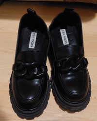 Black Steve Madden Women shoes size 8 with chain style decoratio