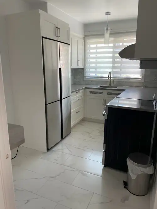 Découvrez ce charmant appartement rénover avec balcon au premier étages d'une chambre à coucher, idé...