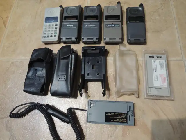 Vintage Motorola DPC550 Cellular Flip Phone 76722CARSA in Other in Grande Prairie - Image 7