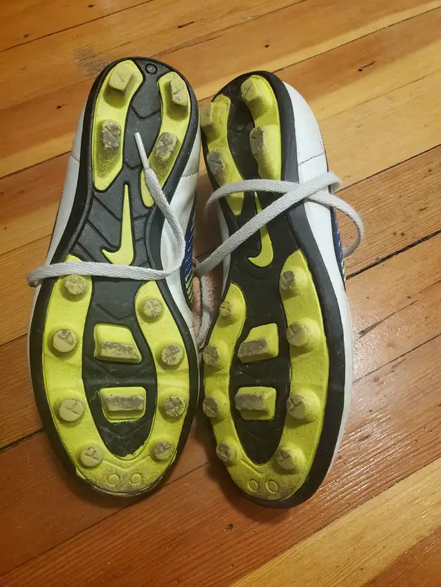 Nike kids soccer shoe size 3 in Kids & Youth in Ottawa - Image 4