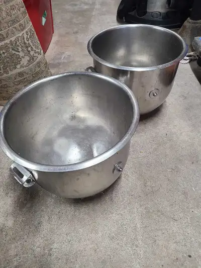 These two durable stainless steel mixing bowls are in good working condition and show normal signs o...