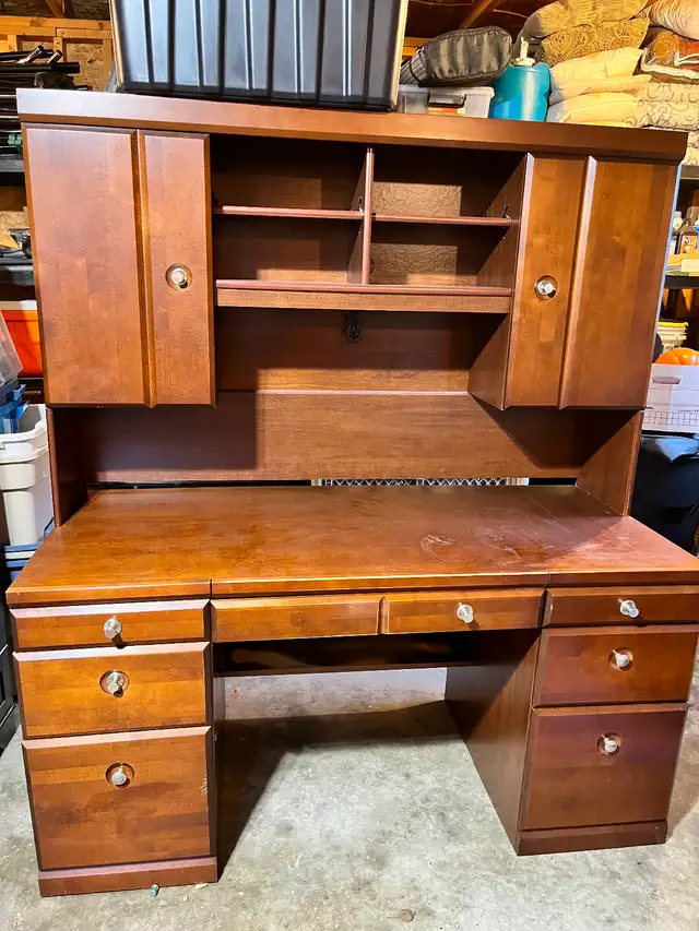 Office Desk in Desks in Calgary - Image 2