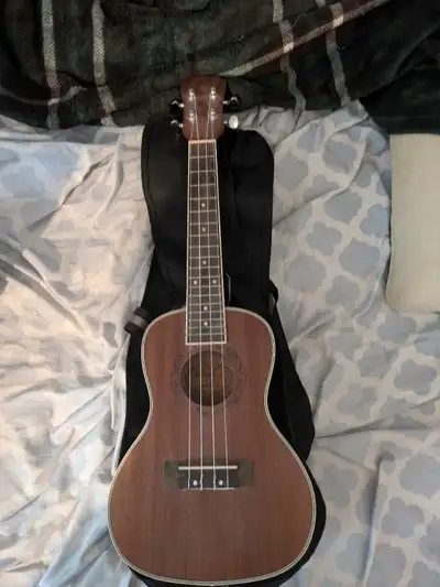 Lohanu Ukulele w/ Case, View more