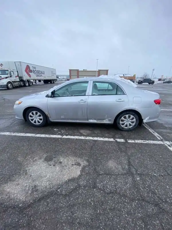 2010 Corolla le in Cars & Trucks in Barrie - Image 2