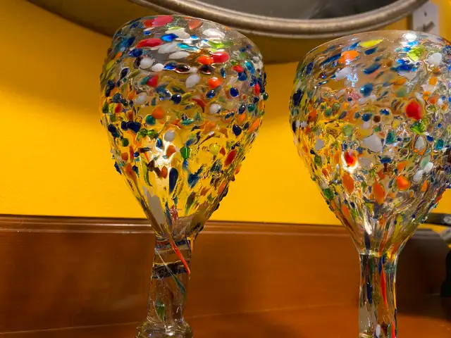 Pair of Handblown Mexican Glass Pebbled Confetti Wine Glasses in Arts & Collectibles in Oshawa / Durham Region - Image 4
