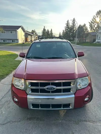 Selling my SUV always well maintained never had any issues decent tires, leather heated seats power...