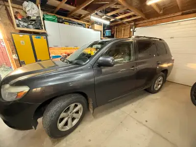 For sale 2009 highlander. Made in Japan model. Still in good condition and engine has NO leak . It’s...