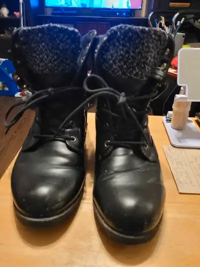 I have a pair of women's winter boots, black in colour, size 10. They are in very good condition. Th...
