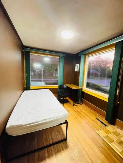 Location: Prime area near University of Windsor ️ 2 rooms available in a clean 4-bedroom student hou...