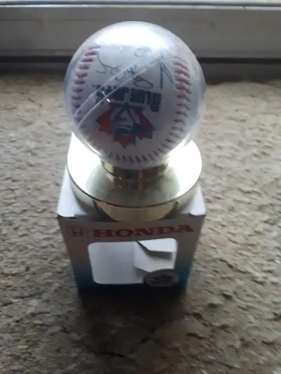This is a Honda promotional 1998 Blue Jays facsimile team signed baseball. Prominent signatures incl...
