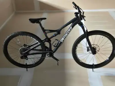 The Specialized 2018 Stumpjumper FSR Comp 29 is a trail bike designed to handle a wide range of terr...