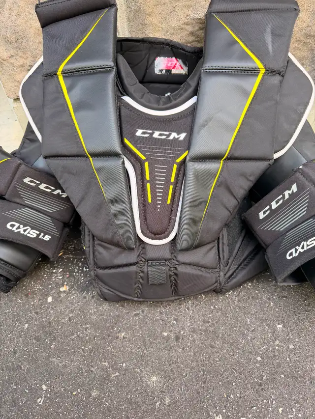 Junior Goalie Equipment in Hockey in Muskoka - Image 5