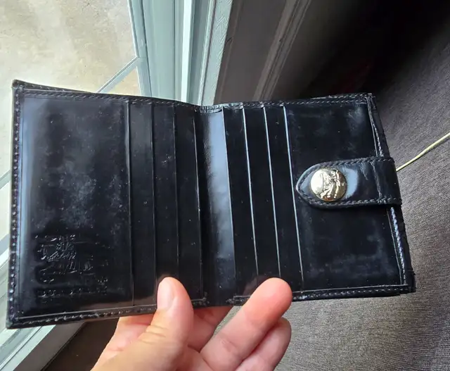 Burberry quilted wallet in Women's - Bags & Wallets in City of Toronto - Image 4