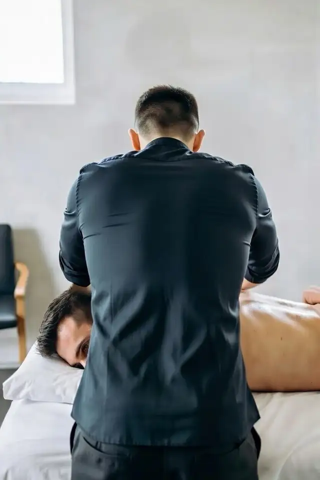Prof. massage therapist (male)