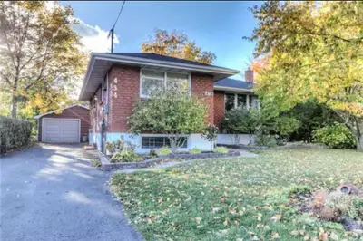 3 Bedroom House Upper for rent, big spacious kitchen, shared laundry, 5 piece bathroom, spacious liv...