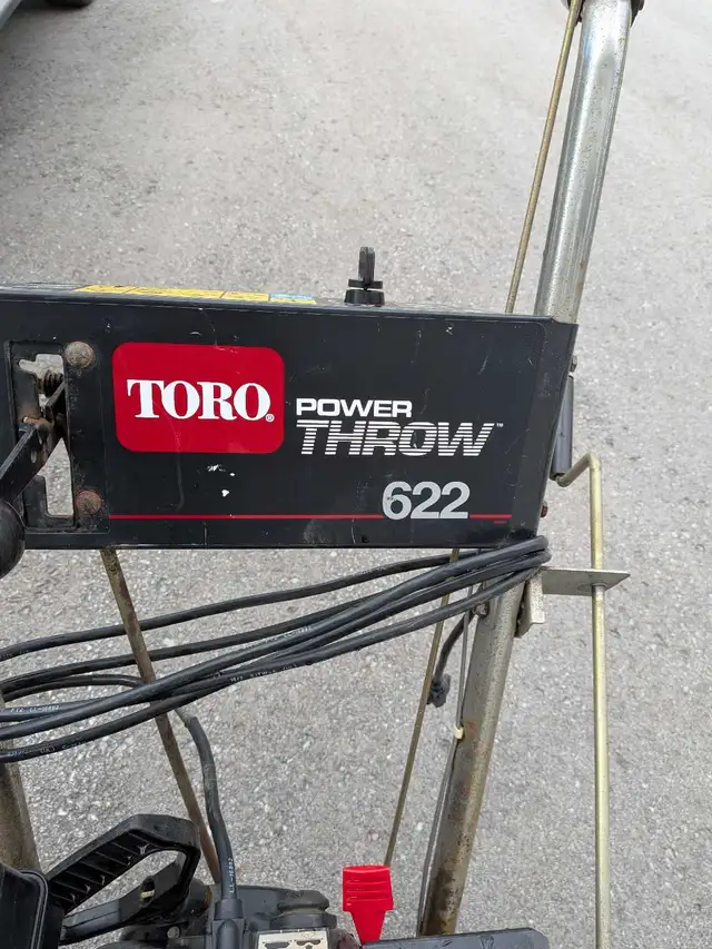 Toro 22", 6 Hp electric start snowblower in Snowblowers in Markham / York Region - Image 3