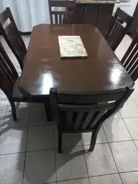 Table,6 chaises,meuble de cuisine et petite table de coin.