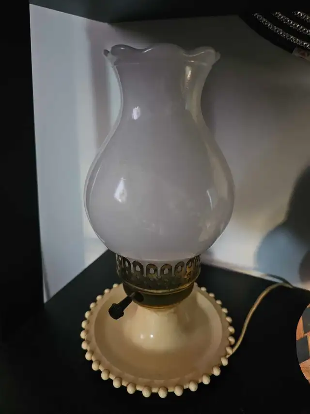 old fashioned lamp in Indoor Lighting & Fans in Winnipeg - Image 4
